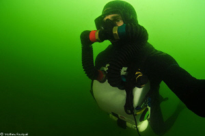 selfportrait testing my pure oxygen mCCR in a murky lake by Mathieu Foulquié 